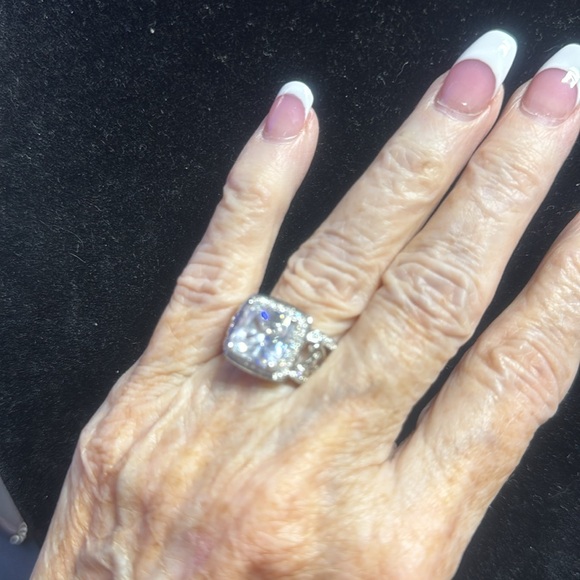 Very large, sparkling CZ stone 5 carat ring 925 Sterling silver band size 8 - Picture 3 of 4